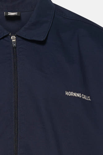 Chemise bleue à manches courtes de KAOTIKO avec fermeture éclair et détail brodé "Morning Calls".