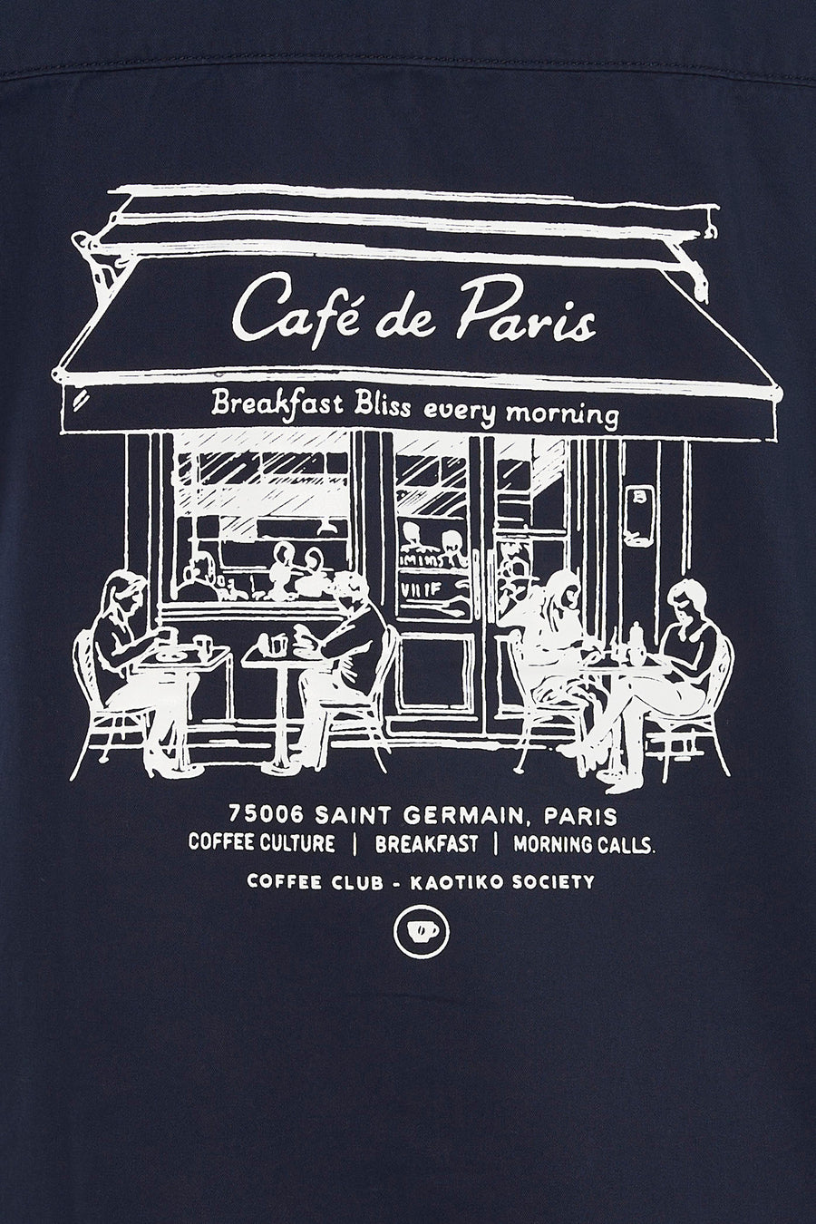 Chemise bleue à manches courtes de KAOTIKO, ornée d'un imprimé blanc d'un café parisien.