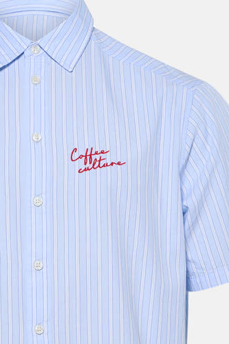 Chemise bleue rayée de KAOTIKO, à manches courtes et avec un texte rouge "Coffee culture".