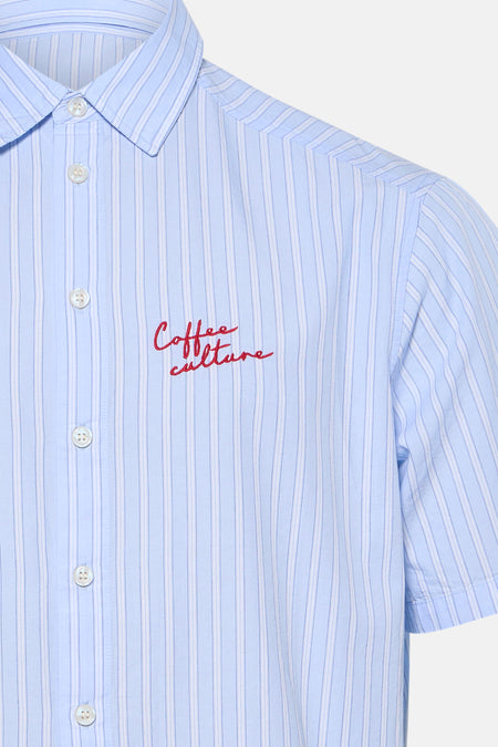 Chemise bleue rayée de KAOTIKO, à manches courtes et avec un texte rouge "Coffee culture".