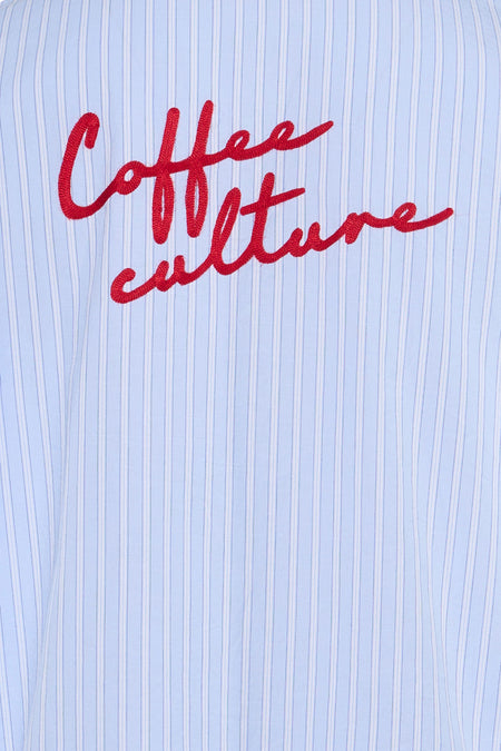 Chemise bleue de KAOTIKO, avec texture rayée et texte rouge "Coffee Culture".