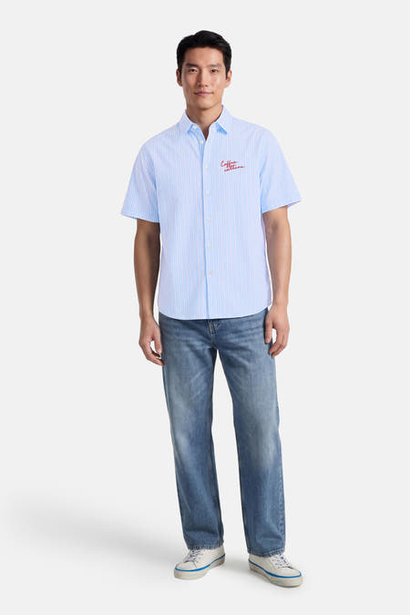 Chemise rayée bleue de KAOTIKO, à manches courtes et inscription rouge "Coffee culture".