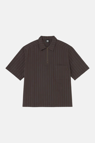 Chemise marron à manches courtes de KAOTIKO, dotée d'une fermeture éclair et de fines rayures craie.
