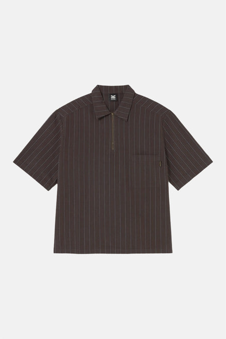 Chemise marron à manches courtes de KAOTIKO, dotée d'une fermeture éclair et de fines rayures craie.