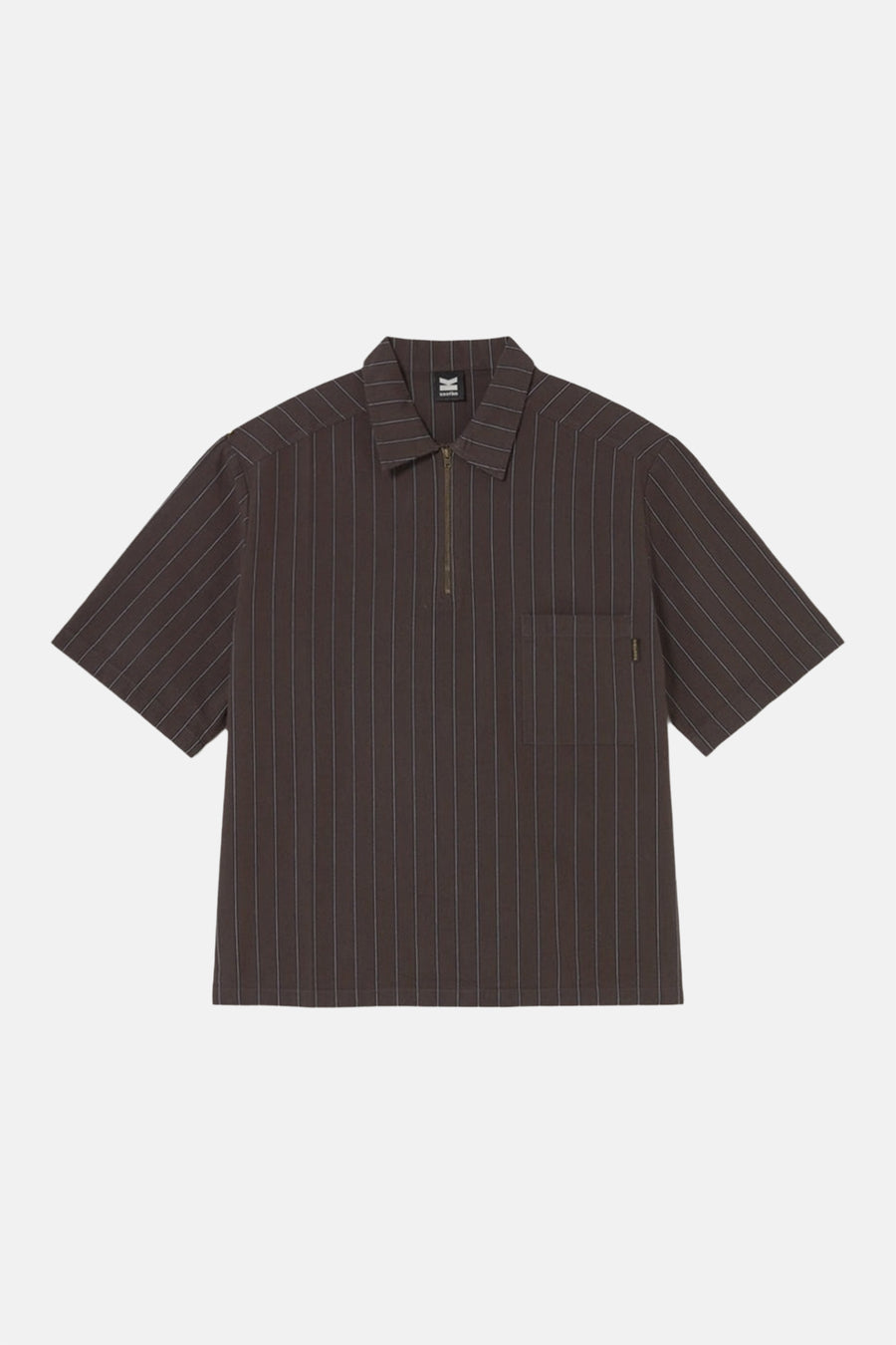 Chemise marron à manches courtes de KAOTIKO, dotée d'une fermeture éclair et de fines rayures craie.