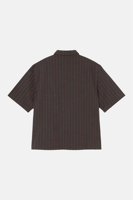 Chemise marron à manches courtes de KAOTIKO, avec un motif à rayures craie et un col classique, vue de dos.
