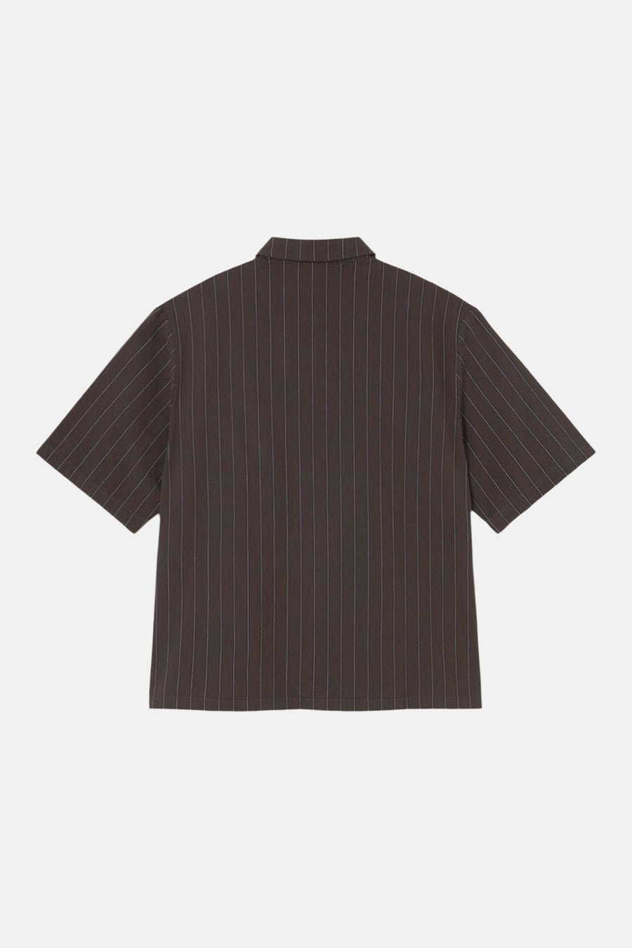 Chemise marron à manches courtes de KAOTIKO, avec un motif à rayures craie et un col classique, vue de dos.