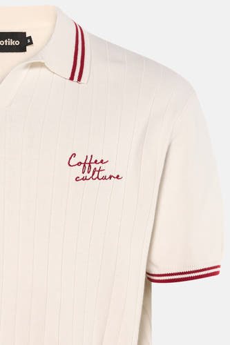 Polo blanche à manches courtes de KAOTIKO avec texture côtelée et texte brodé.