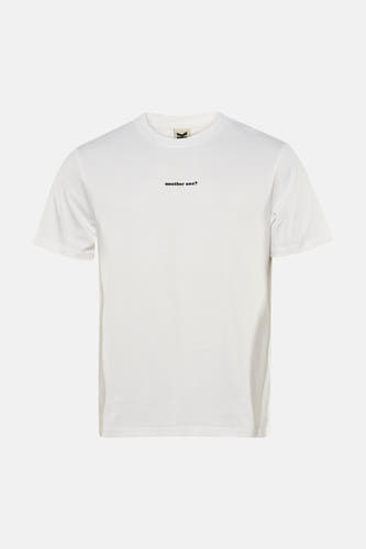 T-shirt blanc à manches courtes de KAOTIKO avec une petite impression de texte noir sur la poitrine.
