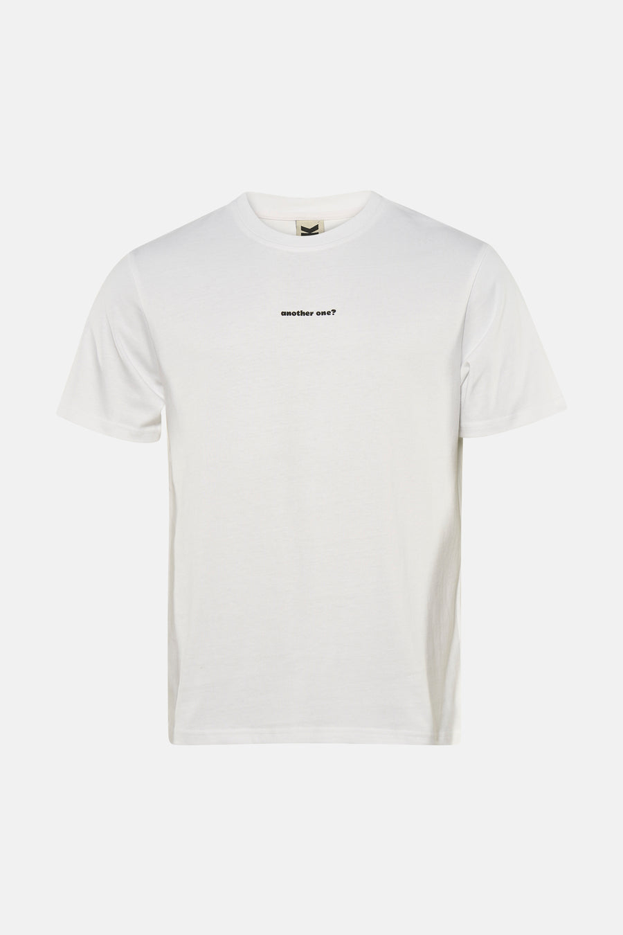 T-shirt blanc à manches courtes de KAOTIKO avec une petite impression de texte noir sur la poitrine.
