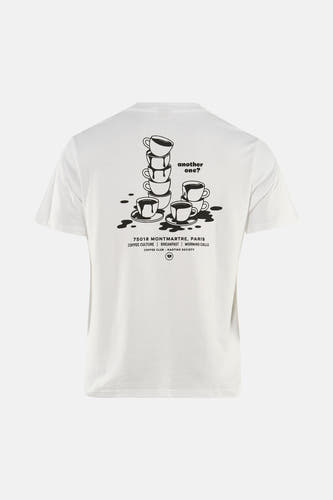 T-shirt blanc KAOTIKO avec imprimé de tasses à café noires au dos et le texte "another one?".