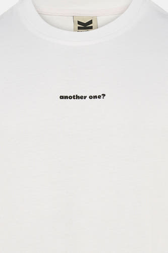 T-shirt blanc KAOTIKO avec le texte "another one?" en noir.