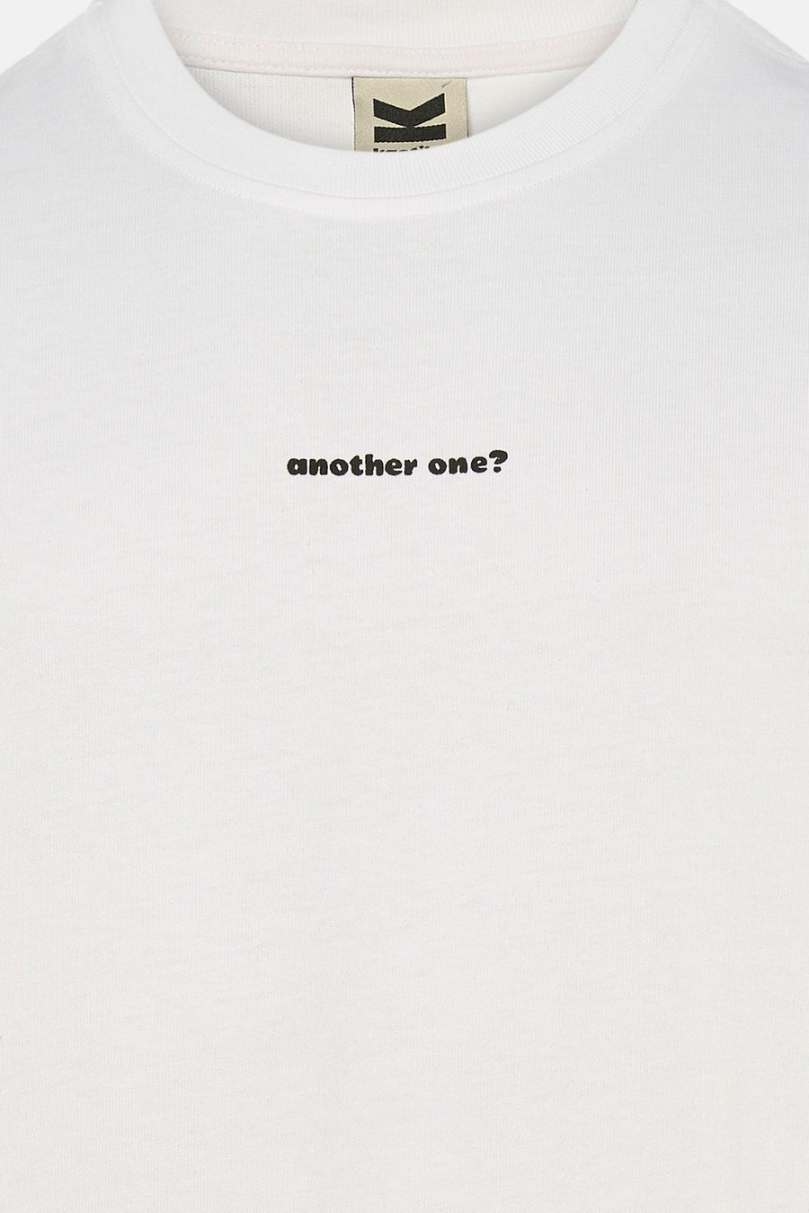T-shirt blanc KAOTIKO avec le texte "another one?" en noir.