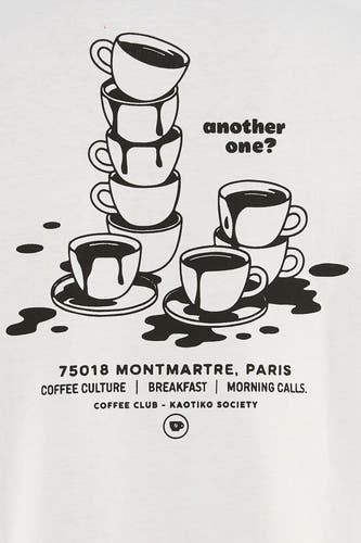 T-shirt blanc KAOTIKO avec une pile de tasses à café et le texte "another one?" dessus.