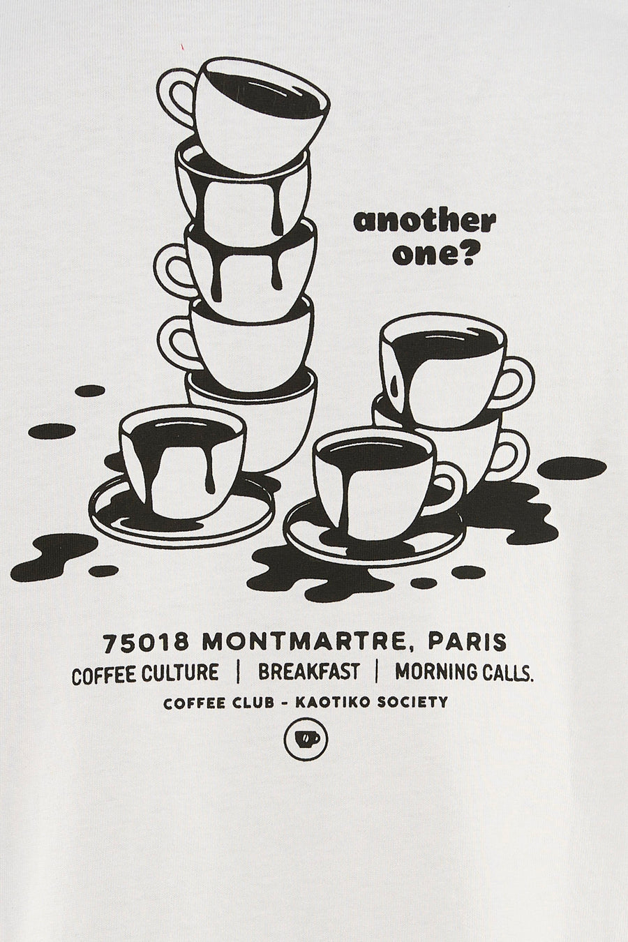 T-shirt blanc KAOTIKO avec une pile de tasses à café et le texte "another one?" dessus.