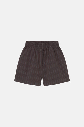 Short marron de KAOTIKO avec rayures craie et taille élastique.