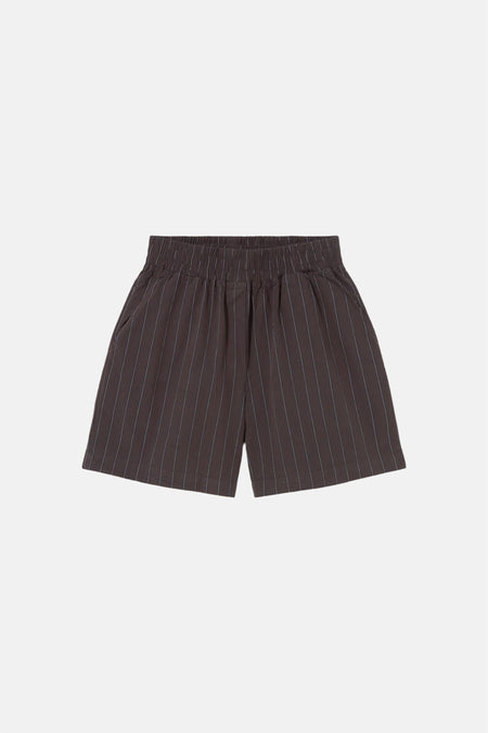 Short marron de KAOTIKO avec rayures craie et taille élastique.