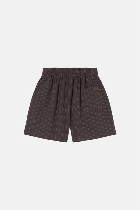 Short marron à rayures craie de KAOTIKO, avec une ceinture élastique et une poche plaquée.
