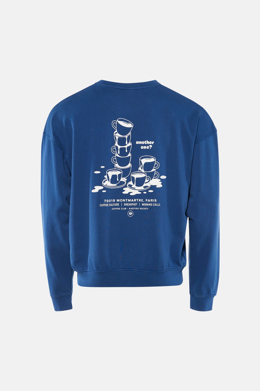 Pull bleu à col rond de KAOTIKO, avec imprimé de tasses à café blanches et texte au dos.