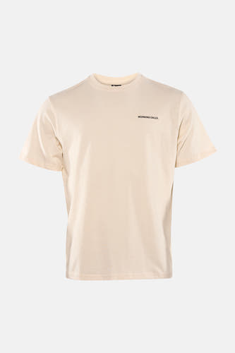 T-shirt écru à manches courtes de KAOTIKO, avec petit texte noir sur la poitrine.
