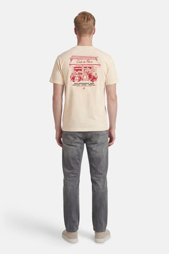 T-shirt écru à manches courtes de Kaotiko, avec imprimé rouge "Café de Paris" au dos.