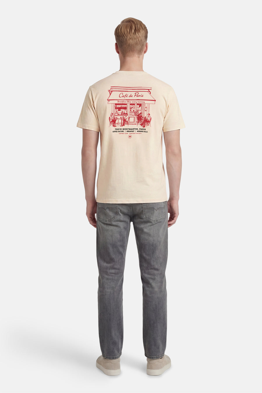 T-shirt écru à manches courtes de Kaotiko, avec imprimé rouge "Café de Paris" au dos.