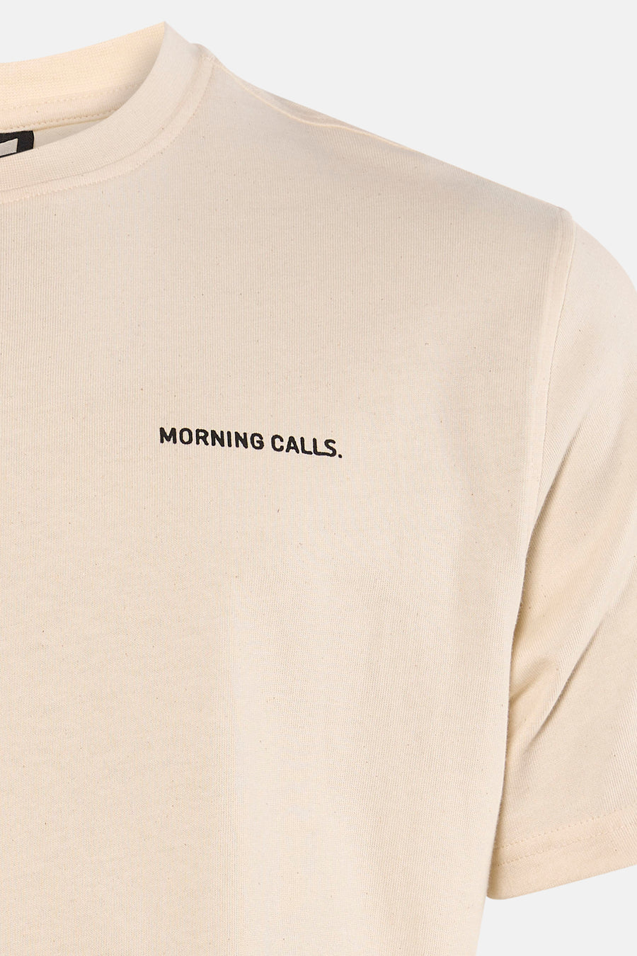 T-shirt écru à manches courtes de KAOTIKO avec le texte "MORNING CALLS."