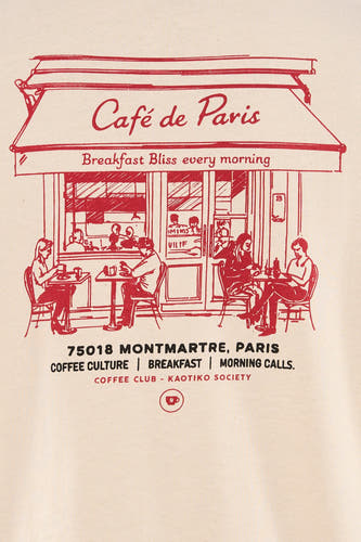 T-shirt écru de Kaotiko avec un imprimé rouge d'un café parisien et de personnes.