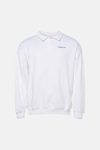 Pull blanc de KAOTIKO, avec un col polo et un texte bleu sur la poitrine.