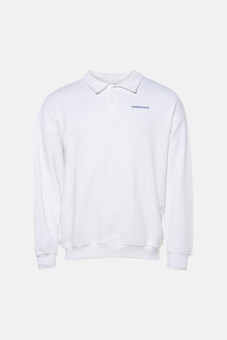 Pull blanc de KAOTIKO, avec un col polo et un texte bleu sur la poitrine.