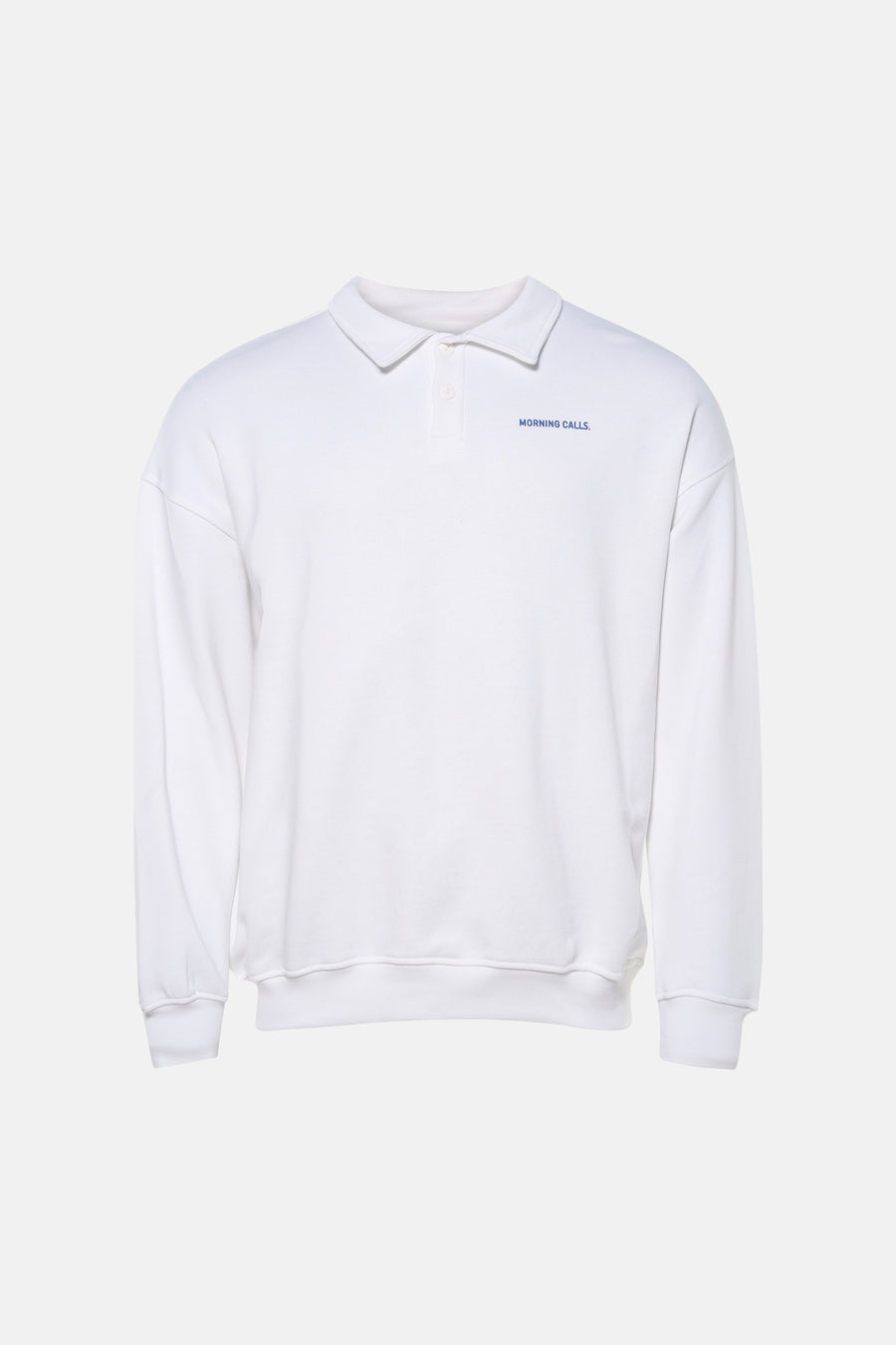 Pull blanc de KAOTIKO, avec un col polo et un texte bleu sur la poitrine.