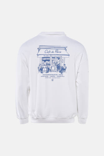 Sweat-shirt blanc de KAOTIKO avec un imprimé bleu d'un café parisien au dos.