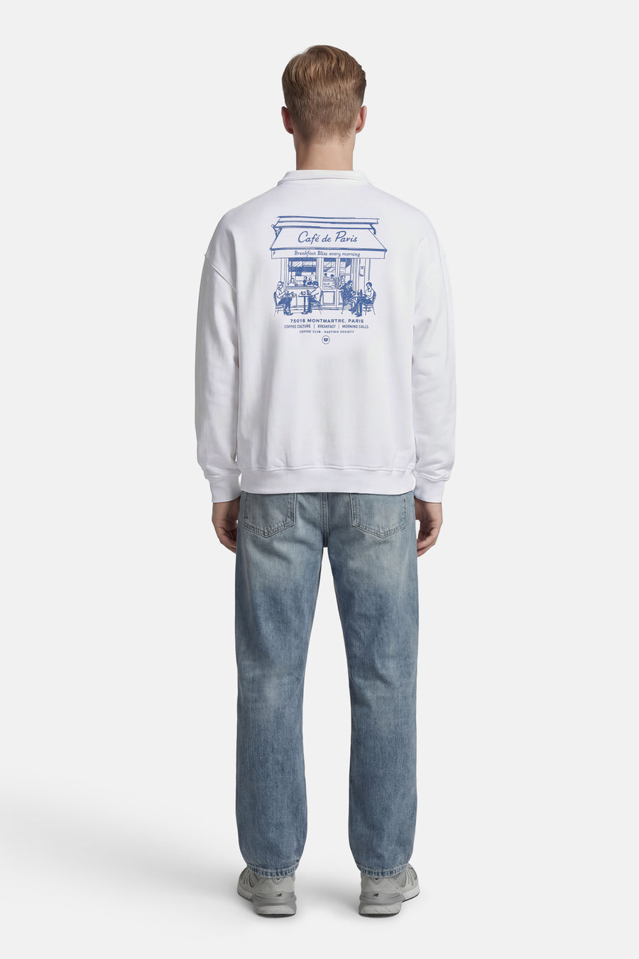 Sweat-shirt blanc de KAOTIKO, avec imprimé bleu Café de Paris au dos.