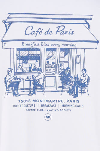 Pull blanc de KAOTIKO avec imprimé bleu d'un café parisien et texte assorti.