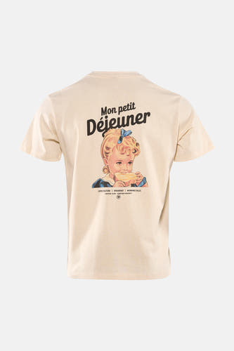 T-shirt écru de KAOTIKO avec un motif de fille et le texte "Mon petit Déjeuner" au dos.