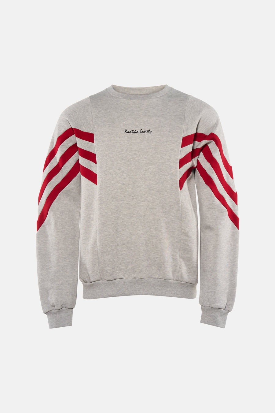 Pull gris de KAOTIKO, avec col rond et rayures rouges sur les manches, combiné avec un jean foncé et des chaussures grises.