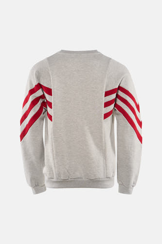 Pull gris de KAOTIKO avec col rond et rayures rouges sur les manches, vue arrière.