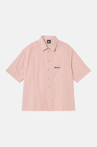 Chemise rose à manches courtes de KAOTIKO, avec un motif à rayures verticales et une fermeture boutonnée.