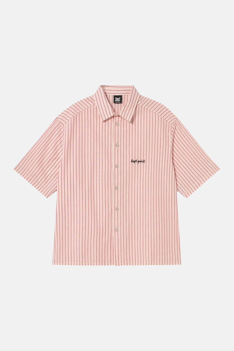 Chemise rose à manches courtes de KAOTIKO, avec un motif à rayures verticales et une fermeture boutonnée.