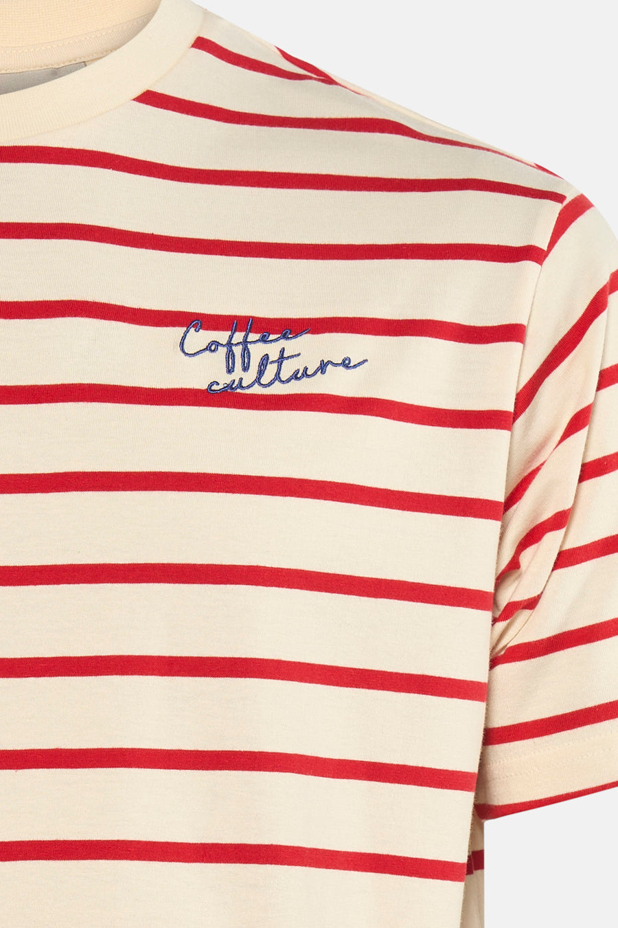 T-shirt multicolore de KAOTIKO, avec des rayures rouges et une inscription brodée bleue.