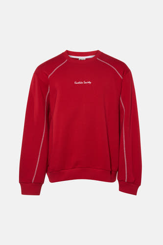 Pull rouge de KAOTIKO, à manches longues et avec des coutures blanches le long des bords.
