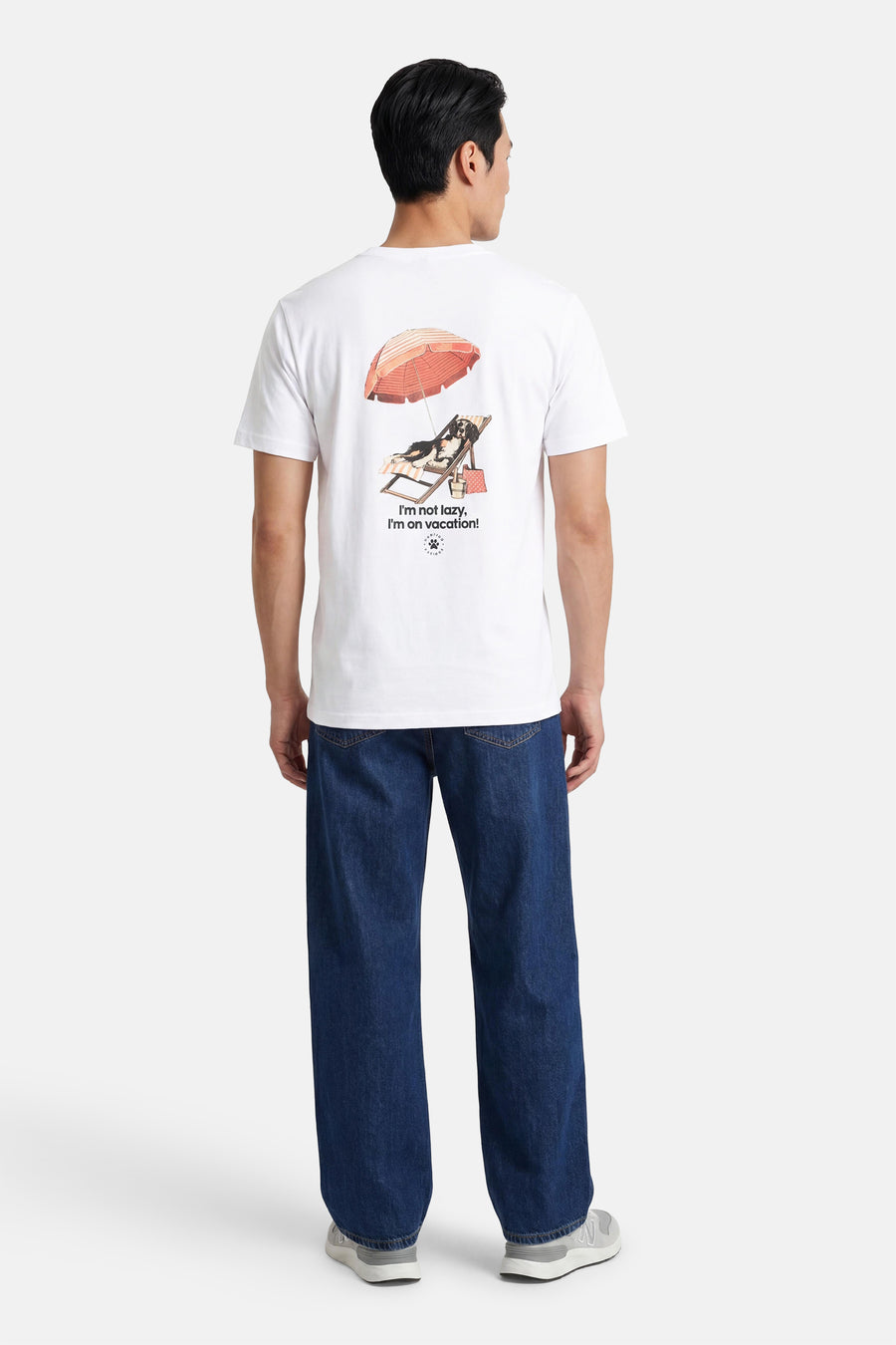 T-shirt blanc KAOTIKO avec un imprimé au dos d'un chien détendu sous un parasol, vu de dos.