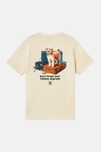 T-shirt écru de KAOTIKO avec un imprimé de chien sur des valises et le texte "Don't forget your holiday upgrade".
