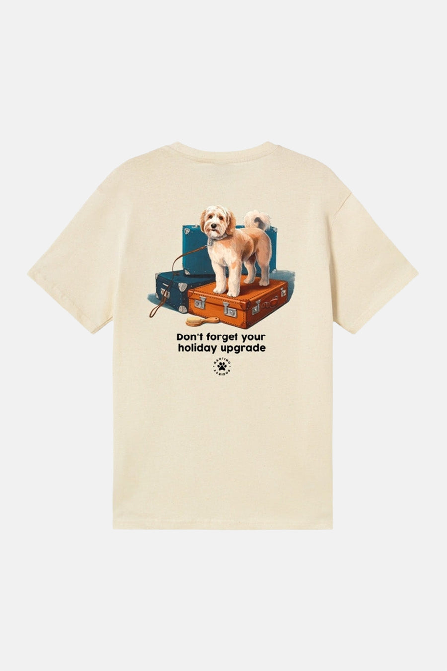 T-shirt écru de KAOTIKO avec un imprimé de chien sur des valises et le texte "Don't forget your holiday upgrade".
