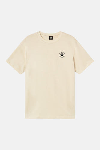 T-shirt écru de KAOTIKO avec un col rond et un petit logo sur la poitrine.