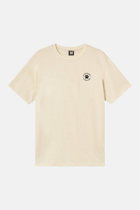 T-shirt écru de KAOTIKO avec un col rond et un petit logo sur la poitrine.