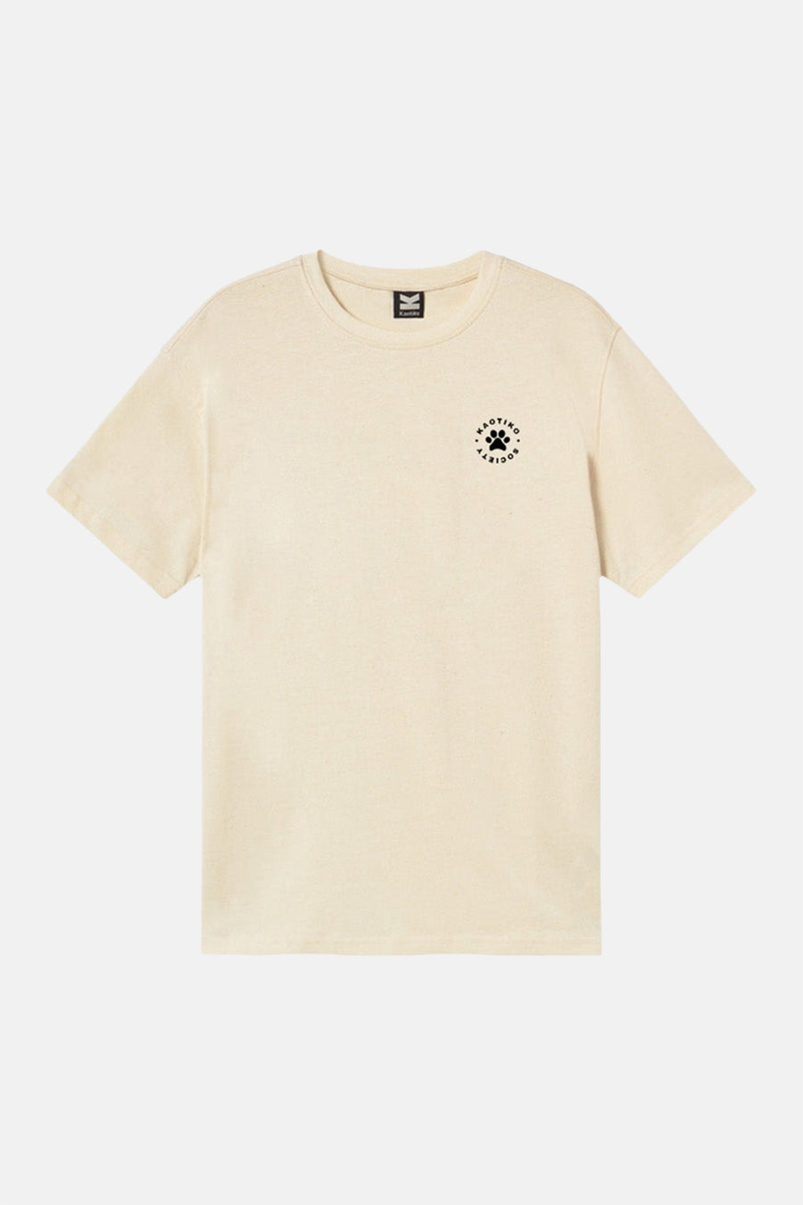 T-shirt écru de KAOTIKO avec un col rond et un petit logo sur la poitrine.
