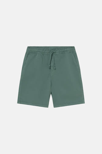 Short vert de KAOTIKO avec un cordon de serrage à la taille et des poches latérales.