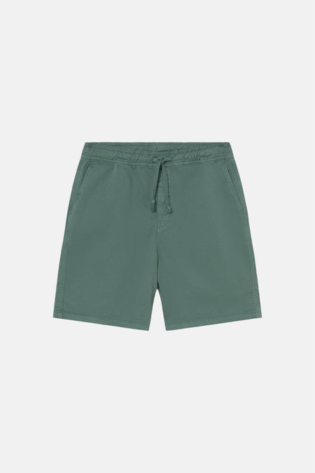 Short vert de KAOTIKO avec un cordon de serrage à la taille et des poches latérales.