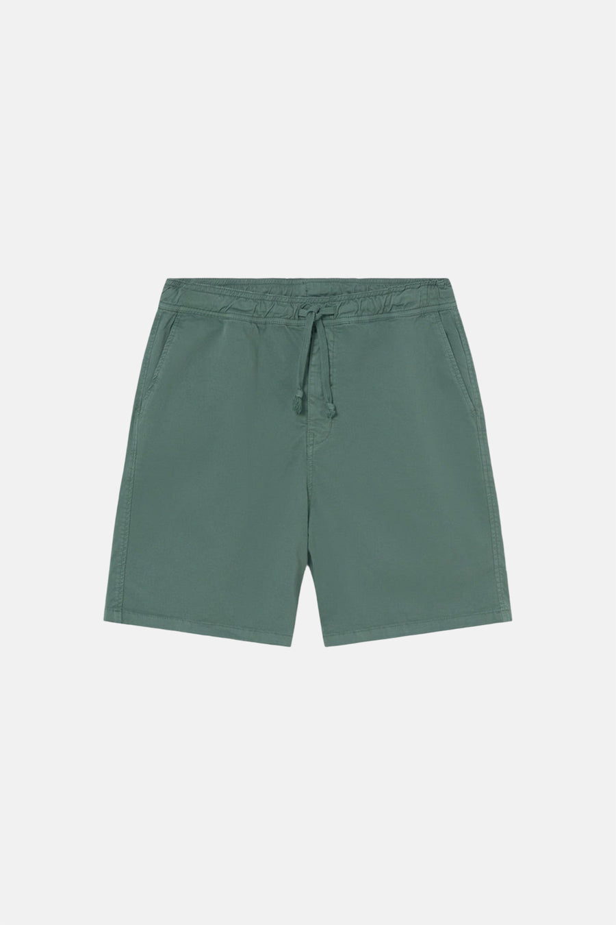 Short vert de KAOTIKO avec un cordon de serrage à la taille et des poches latérales.